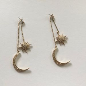 Earrings color gold moon